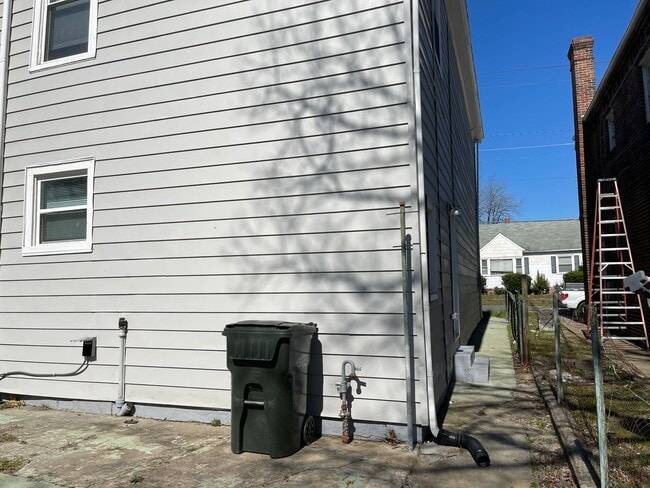 Building Photo - Newly and completely renovated 4 bedroom, ...