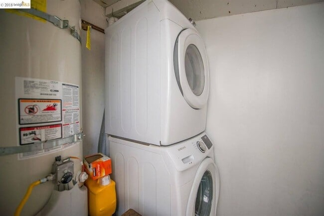 Building Photo - Available now! Emeryville 4 bedroom 3 bath house with Studio loftspace unit