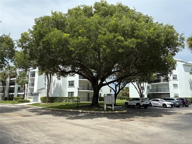 Building Photo - 16141 Blatt Blvd