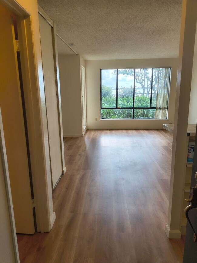 Building Photo - BEAUTIFUL STUDIO AVAILABLE AT WATERGATE COMMUNITY IN EMERYVILLE!!!