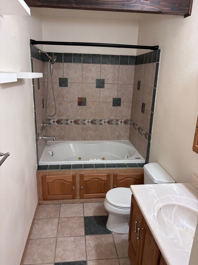 Building Photo - Beautiful 3 Bed/2 Bath Townhome in South Anchorage!