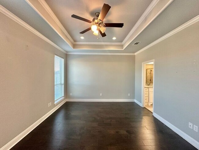 Building Photo - Tour Today! Stunning 3 Bed 2 Bath in South...