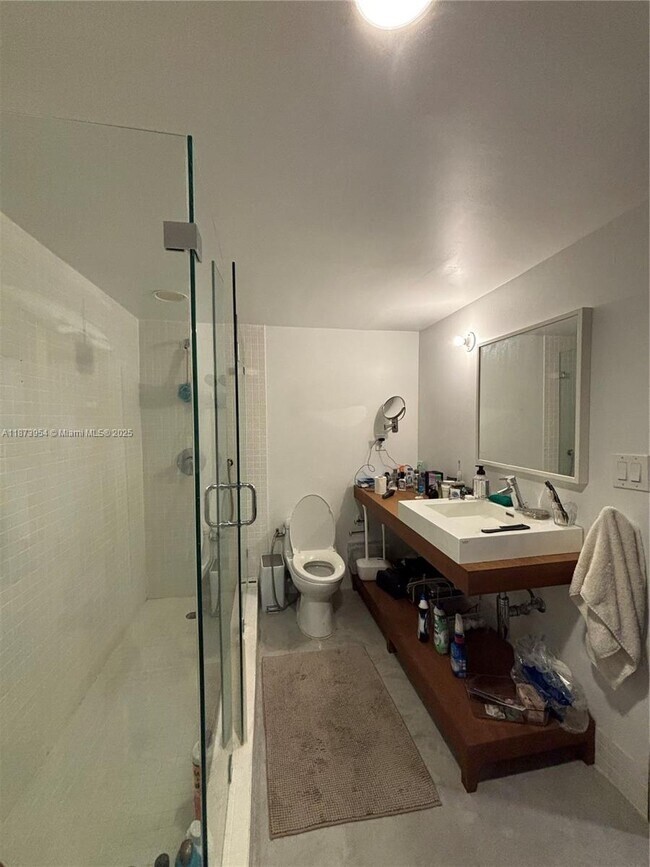 Building Photo - 3675 N Country Club Dr