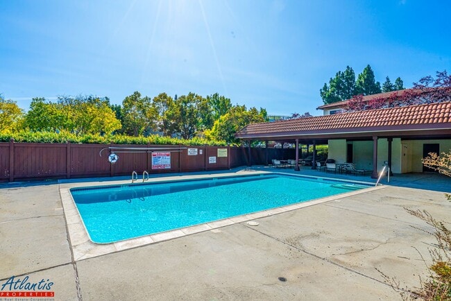 Building Photo - Lovely Condo | Central A/C | Garage