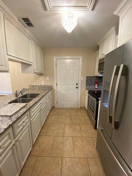 Building Photo - 810 W La Quinta Dr