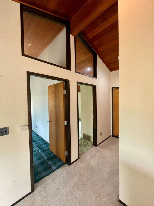 Building Photo - Country Living within one mile to town