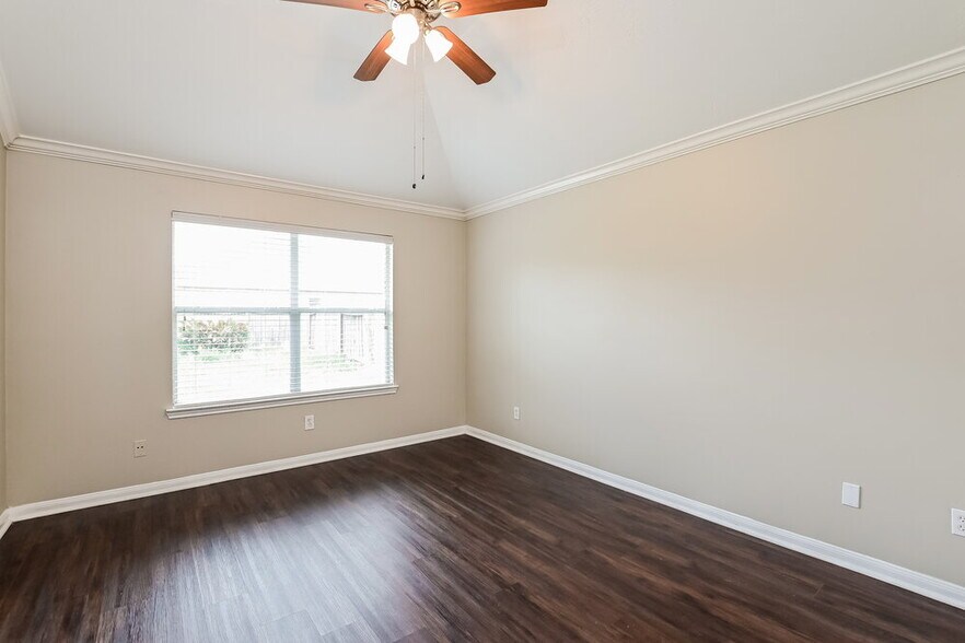 Building Photo - 4018 Falvel Shadow Creek Dr