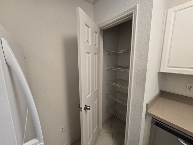 Building Photo - 1 Bed 1 Bath Condo For Rent in Tampa $1499