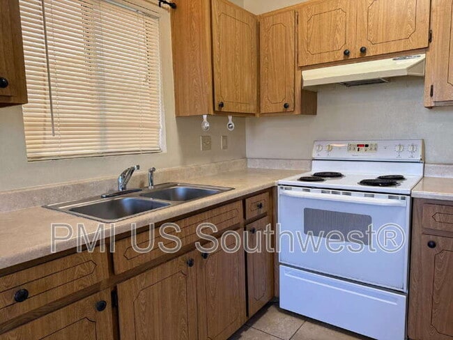 Building Photo - 1842 Gem St