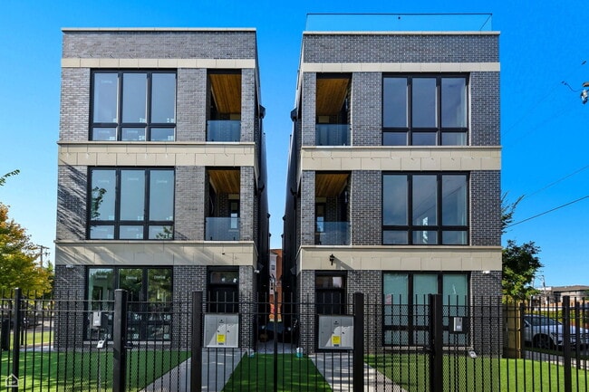 Primary Photo - 3902 S Lake Park Ave