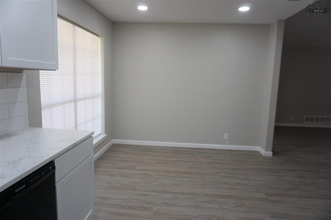 Building Photo - 1112 Lisa Ln