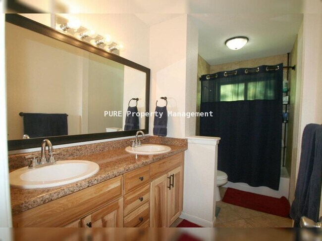 Building Photo - 3 Bed/2 Bath Ranch Home on Large Lot with Oversized Garage