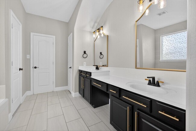 Building Photo - 6272 N Fawnlake Dr