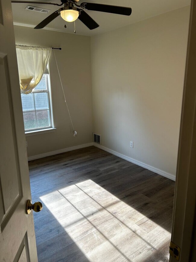 Building Photo - Pre - Leasing 3 Bedroom 2 Bath Extremely c...