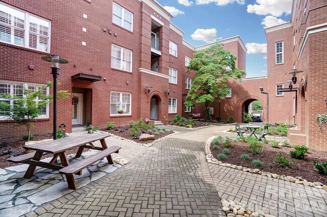 Building Photo - 400 Clarice Ave