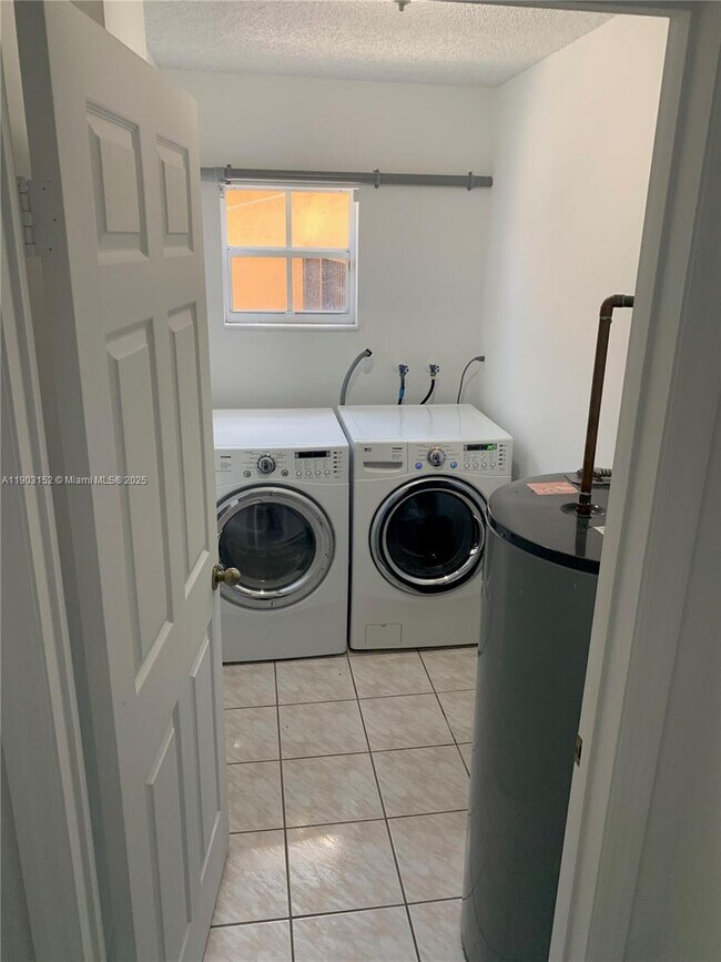 Building Photo - 985 NW 132nd Ct