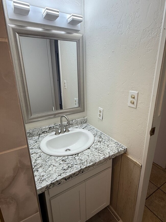 Building Photo - Beautiful Home with Quiet Location