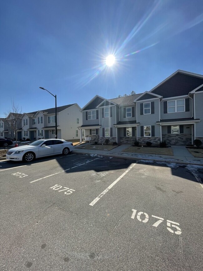 Building Photo - 1075 Peony Ln