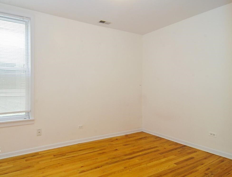 Building Photo - 1433 W Oakdale Ave