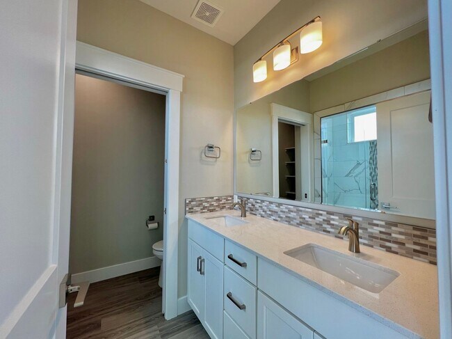 Building Photo - 4 Bedroom 3 Bath New Star Development
