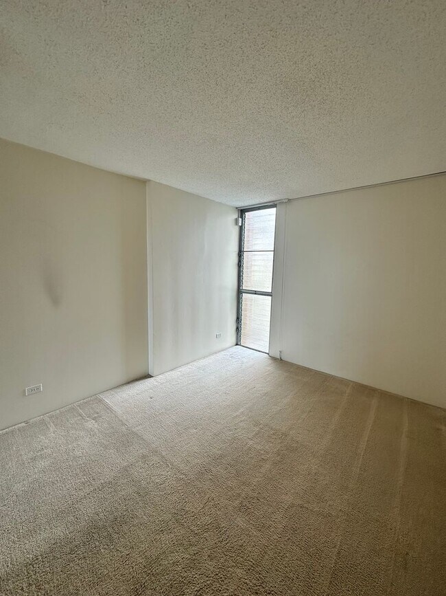 Building Photo - Conveniently Located   2 bedroom 1 bath 1 parking  with Utilities $2500