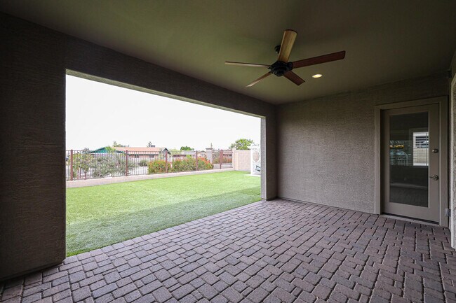 Building Photo - 1424 E Pedro Rd