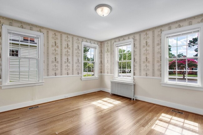 Building Photo - BEAUTIFUL COLONIAL HOME ON LIBBIE AVENUE B...
