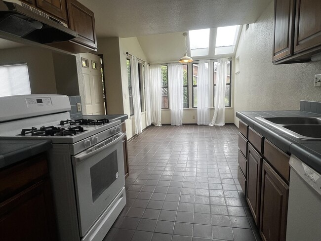 Building Photo - 674 Hidden Creek Rd