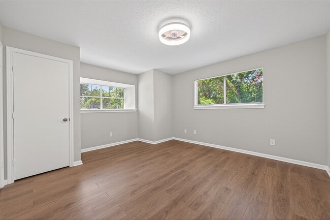 Building Photo - 105 Glenmora Ct