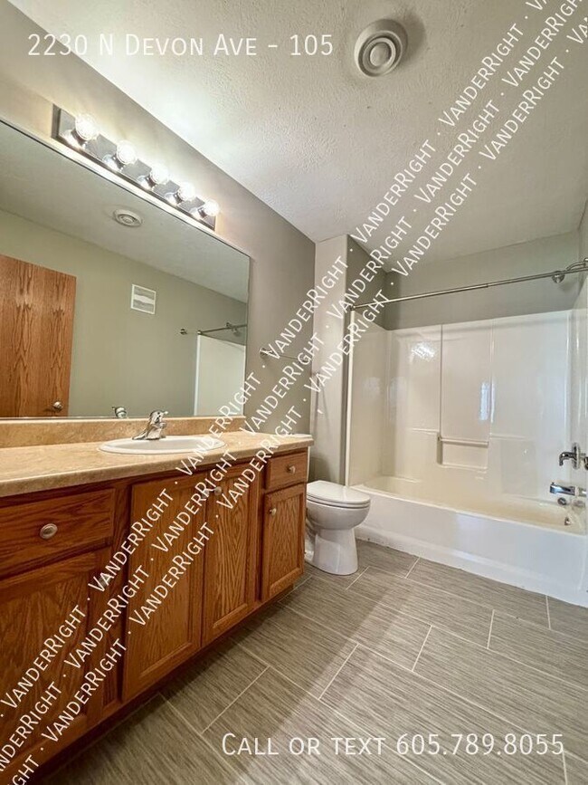 Building Photo - 2230 Devon Ave