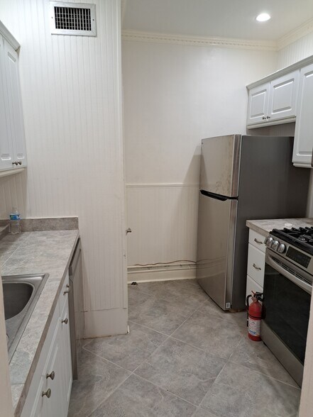 Building Photo - 711 Royal St