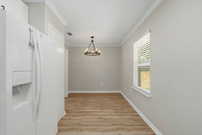 Building Photo - 913 Meadowlane St