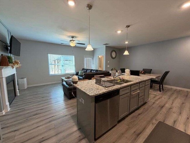 Building Photo - 7565 Knoll Hollow Rd