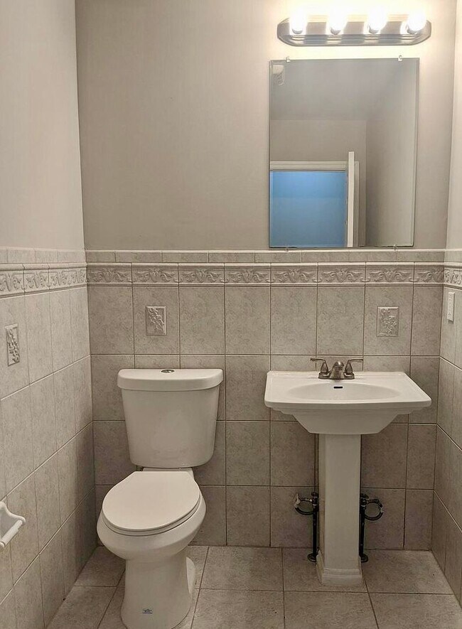 Building Photo - 254 Upland Ave