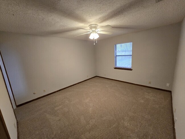 Building Photo - 425 Sunnyside Dr