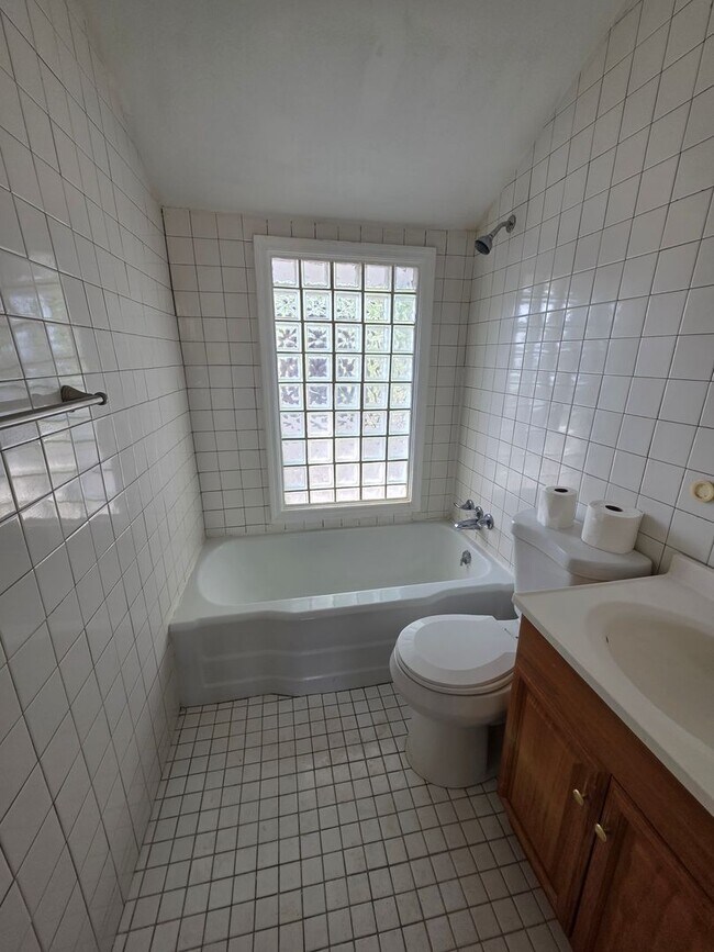 Building Photo - Newly Renovated Stunning Home