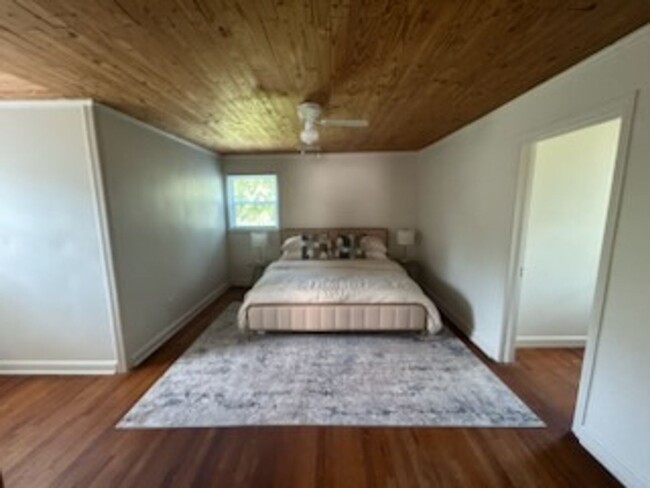 Building Photo - Beautiful 4 Bed 3 Bath Home Fully Furnishe...