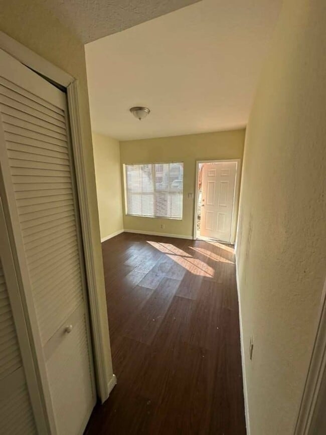 Building Photo - 825 SW 6th Pl