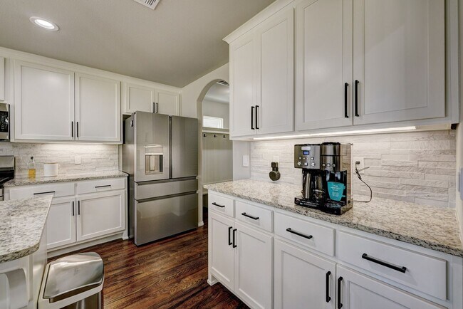 Building Photo - Beautiful Fully Furnished Home in Broken Arrow!