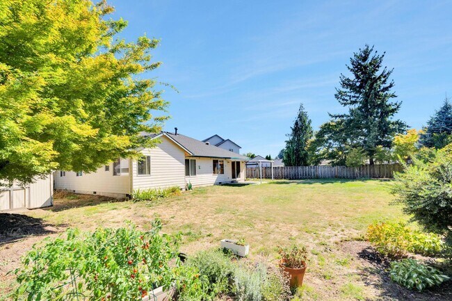 Building Photo - Bright, roomy 3-bdrm/2-bath home w/ office...