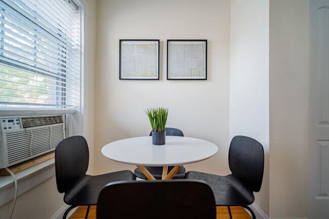 Building Photo - 3 bedroom in Chicago IL 60618