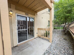 Building Photo - Beautiful 2 Bed, 2 Bath