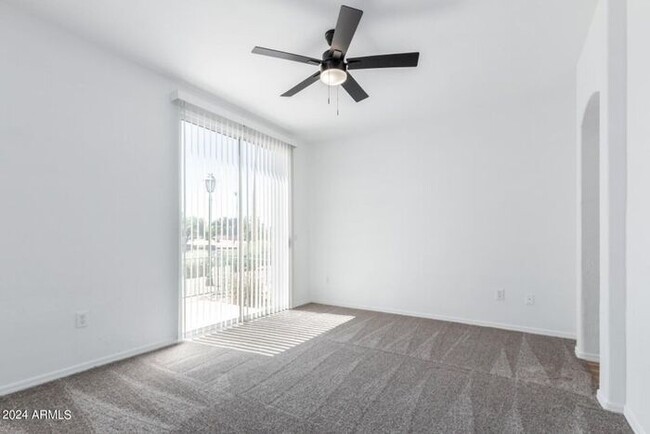 Building Photo - MOVE IN SPECIAL! Remodeled 2 bedroom Townh...