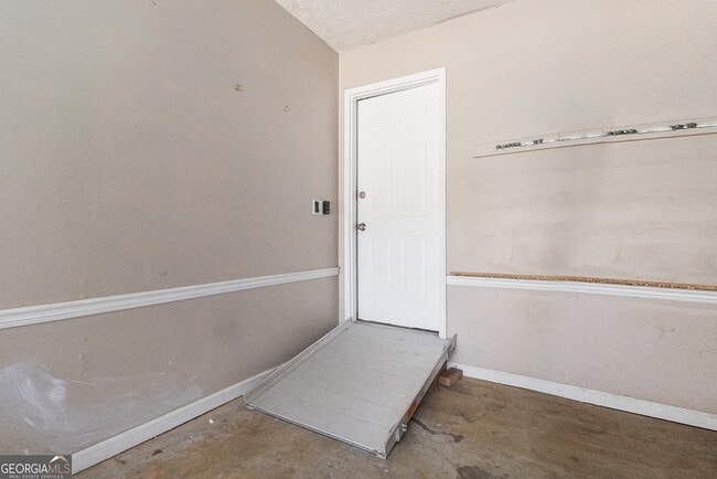 Building Photo - 1402 McLendon Dr