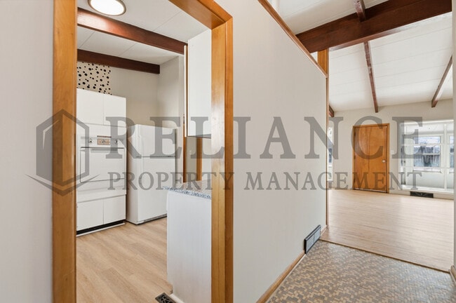 Building Photo - 2541 W Benjamin Dr