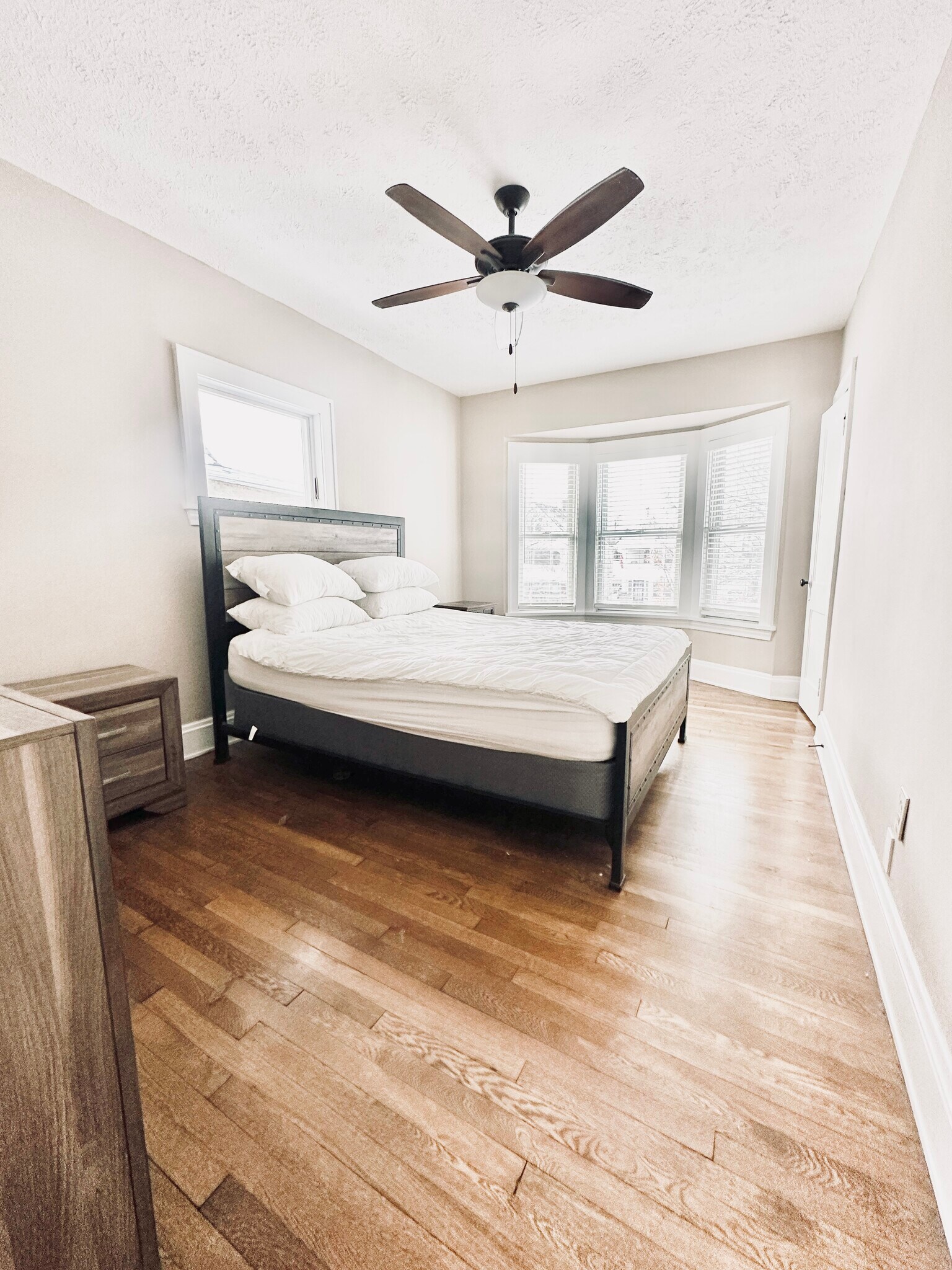 Building Photo - 1303 W 102nd St