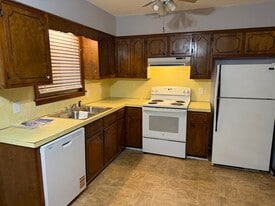 Building Photo - 802 E 7th St