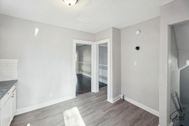 Building Photo - 3 bedroom 2 bath $1375