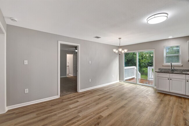 Building Photo - 908 Thomas Ave