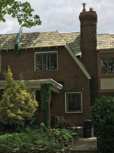 Primary Photo - 3444 W Queen Ln